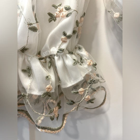 🌸 Delicate Floral Blouse 🌸 - Picture 3 of 3